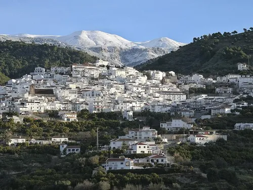 Canillas de Albaida con las cumbres nevadas de la sierra