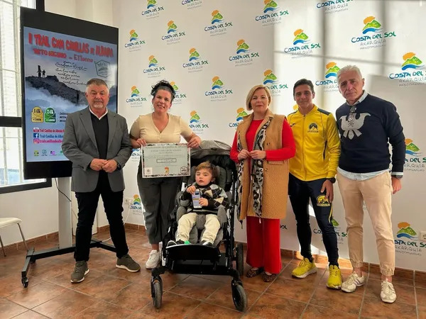Entrega del cheque solidario a Etienne