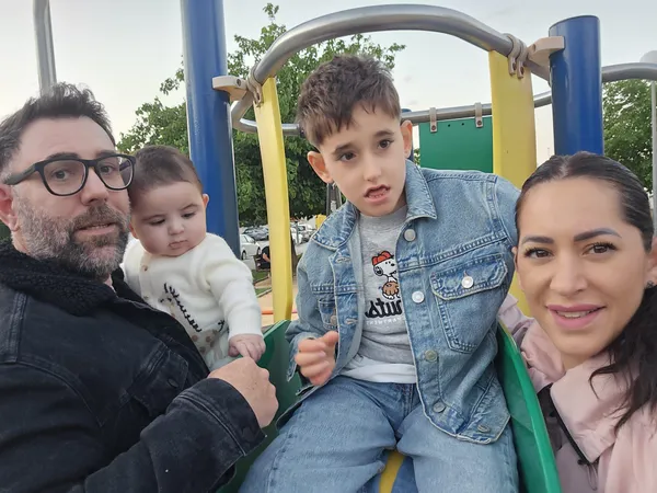 Thiago con su familia
