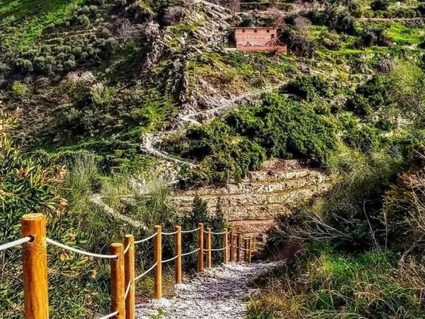 Sendero empedrado con vistas al pueblo