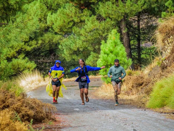 Voluntarios preparando el recorrido